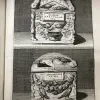 Twee antieke stenen graftombes met vogel- en bloem-decoraties. 